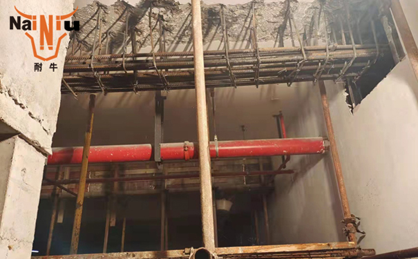 J9集团聚合物建补砂浆用原料河砂好还是机造砂好呢？